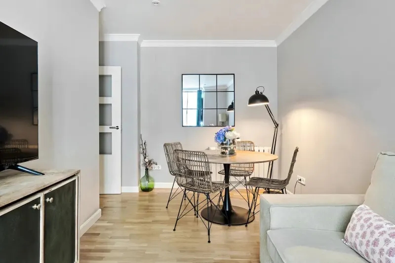 Apartamento 1B – Mesa del salón