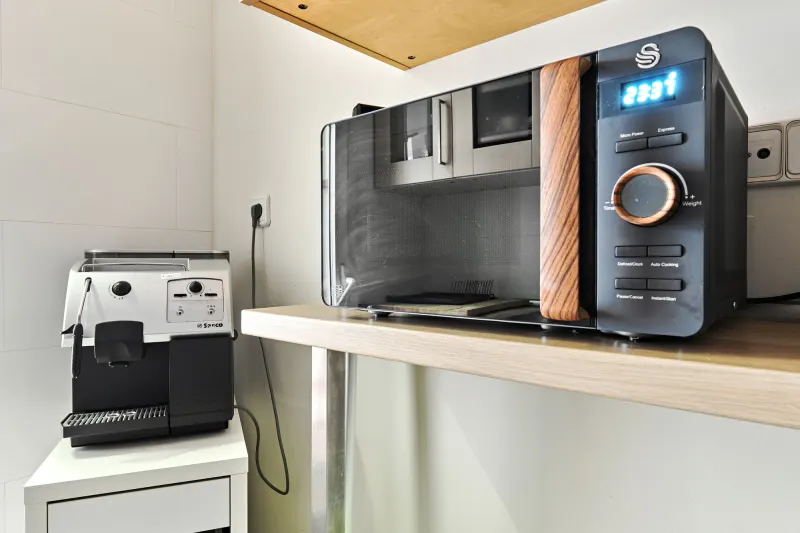 Apartamento 1C – Microondas y cafetera