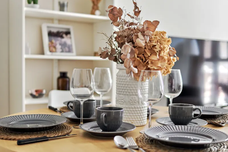 Apartamento 1C – Detalle de la mesa del comedor