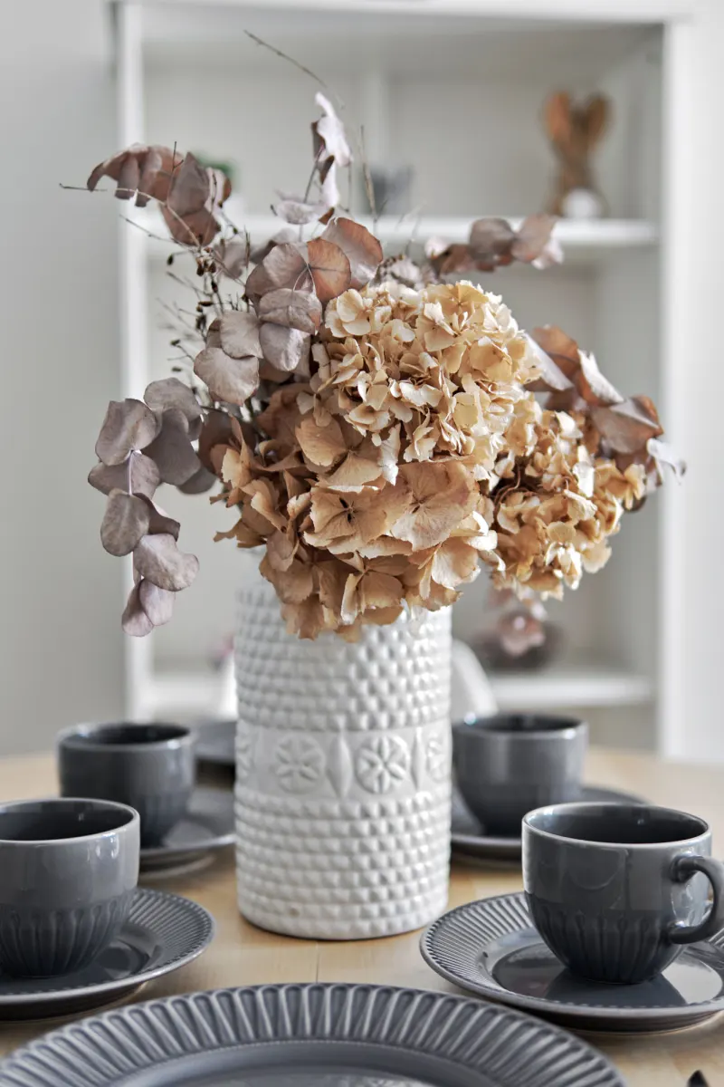 Apartamento 1C – Detalle de la mesa del salón